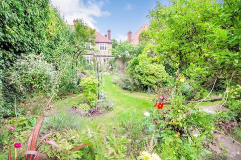 4 Ravensdale Avenue, London, N12 9HS