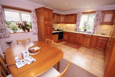 4 Ravensdale Avenue, London, N12 9HS