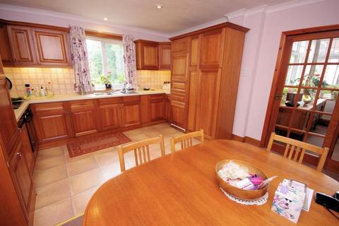 4 Ravensdale Avenue, London, N12 9HS