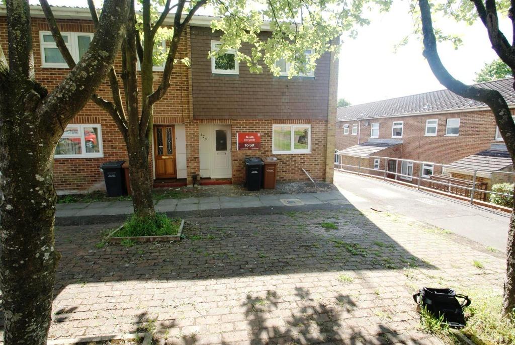 Galahad Close, King Arthurs Way... 3 bed end of terrace house £950
