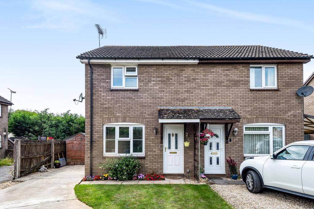 Glenmore Road, Carterton, Oxfordshire OX18 3 bed semidetached house