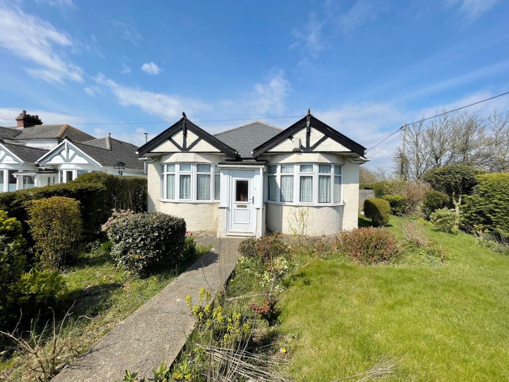 199 New Dover Road, CapelleFerne... 3 bed detached bungalow £220,000