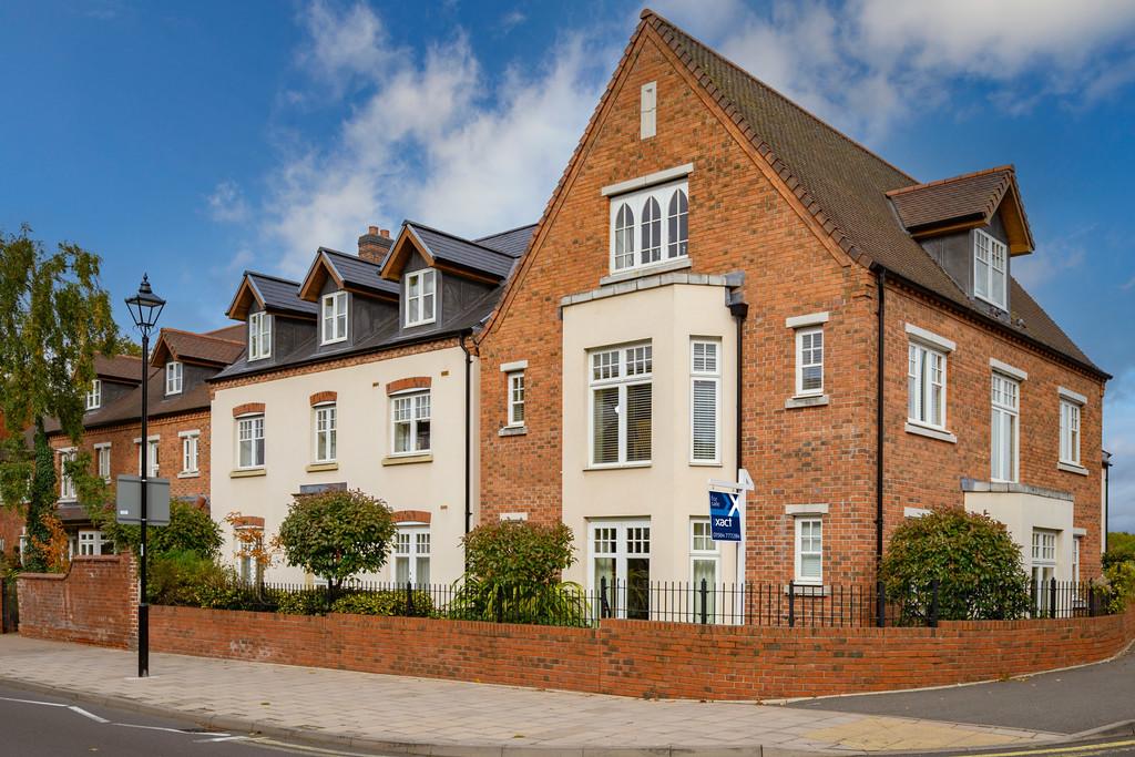 High Street, Knowle 2 bed apartment £375,000