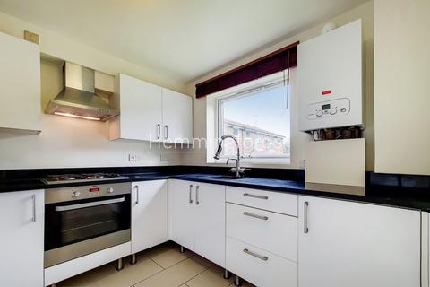 2 bedroom apartment to rent - Larch Close, London, N11