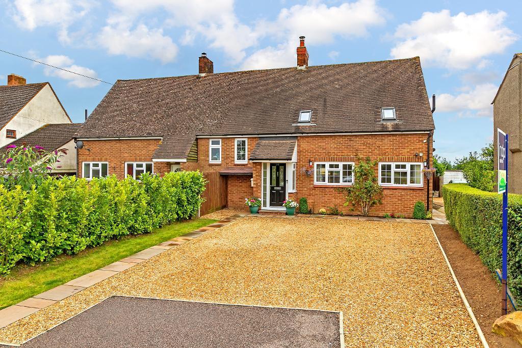 Sharpenhoe Road, Streatley, Bedfordshire, LU3 3PP 3 bed semidetached