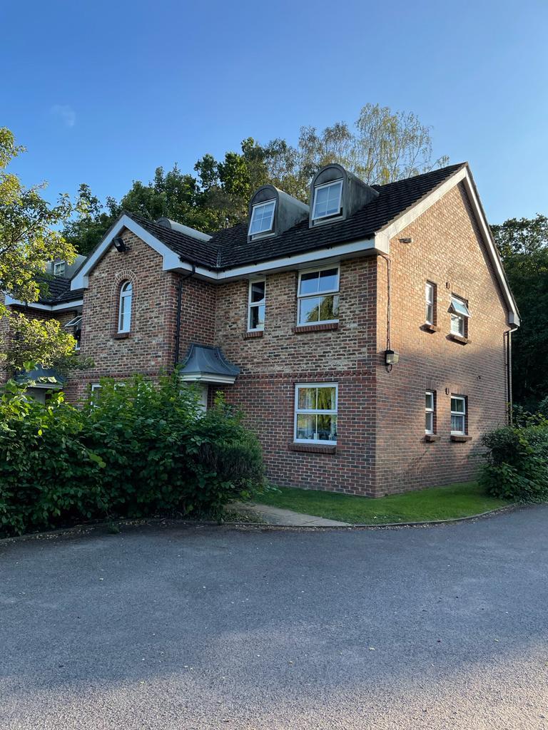 Poplar Close, Bracknell 2 bed flat £795 pcm (£183 pw)