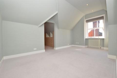 3 bedroom flat to rent, 3 Bedroom 2 Bathroom Apartment with Parking, Boyne Park, Tunbridge Wells