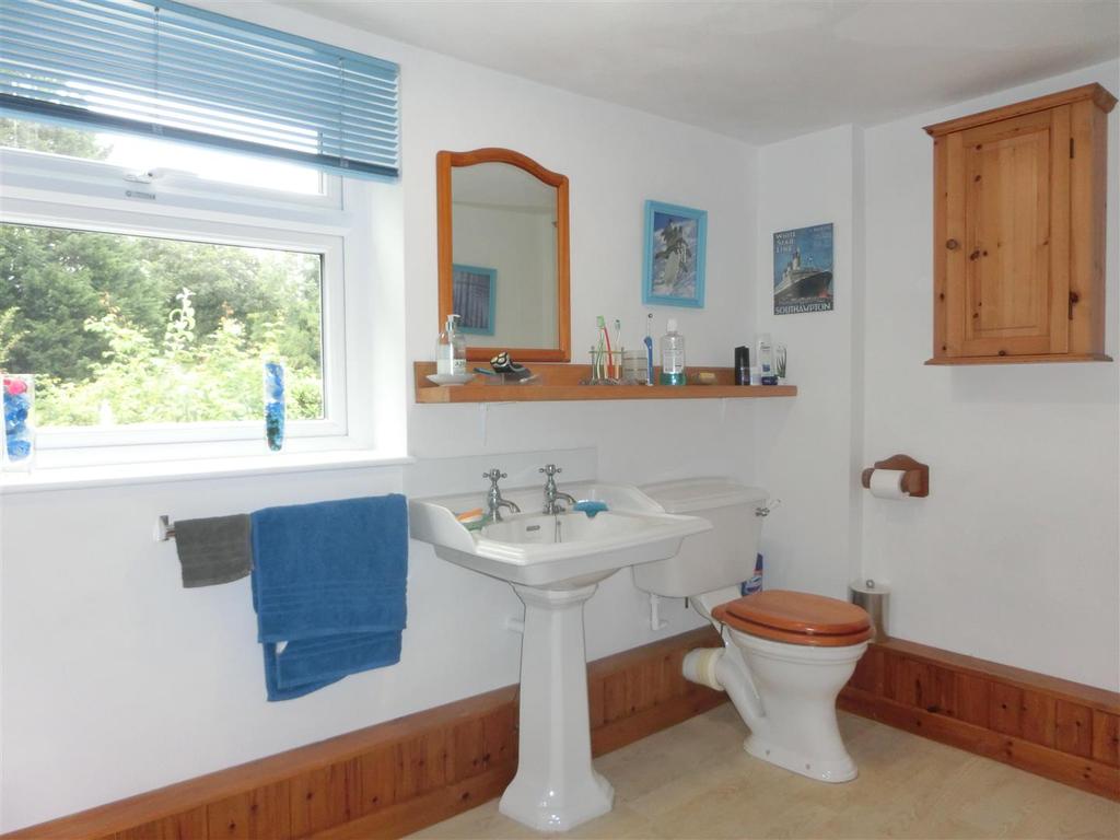 Lavender Cottage bath 2.JPG