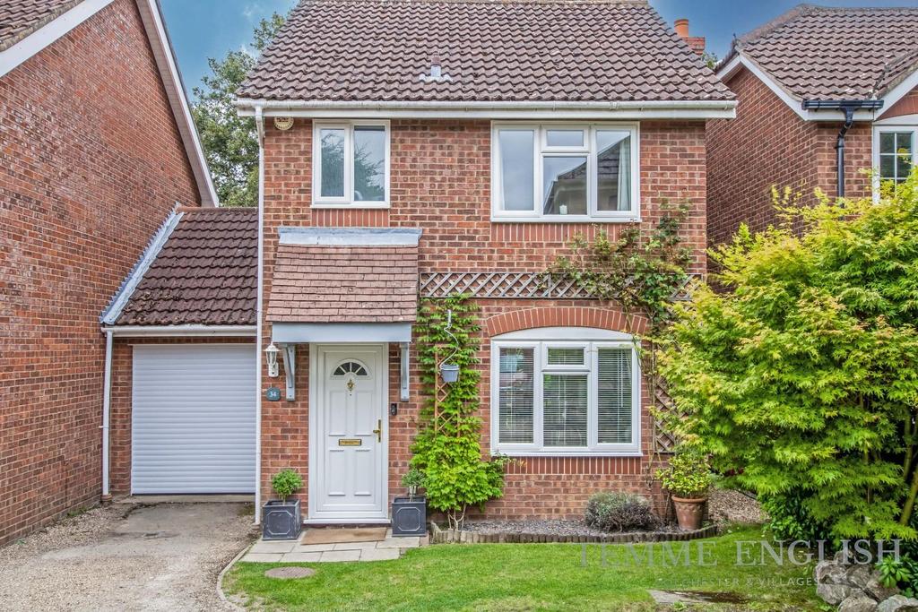 Stable Close, Stanway, Colchester 3 bed link detached house £325,000