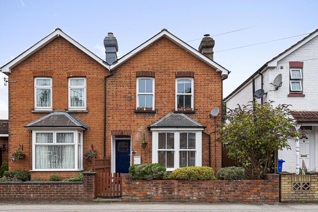 Park Road, Farnborough, GU14 3 bed semidetached house £425,000