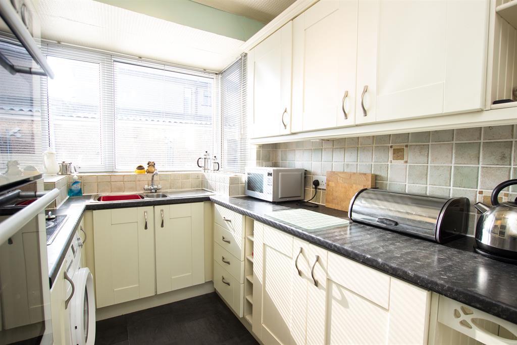 Feniscliffe Drive, Blackburn, BB2 2UF 3 bed semidetached house £195,000