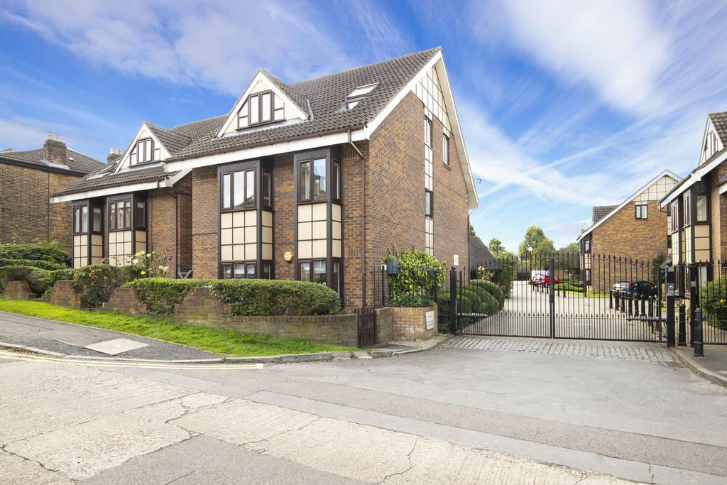 Hills Road, Buckhurst Hill, IG9 2 bed apartment £375,000