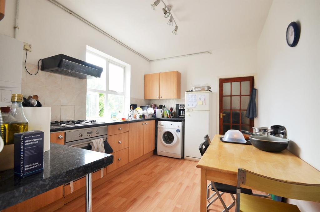Elers Road, Northfields, W13 9QE 4 bed flat £2,000 pcm (£462 pw)