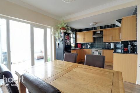 91 Fourth Avenue, Romford, RM7 0UH
