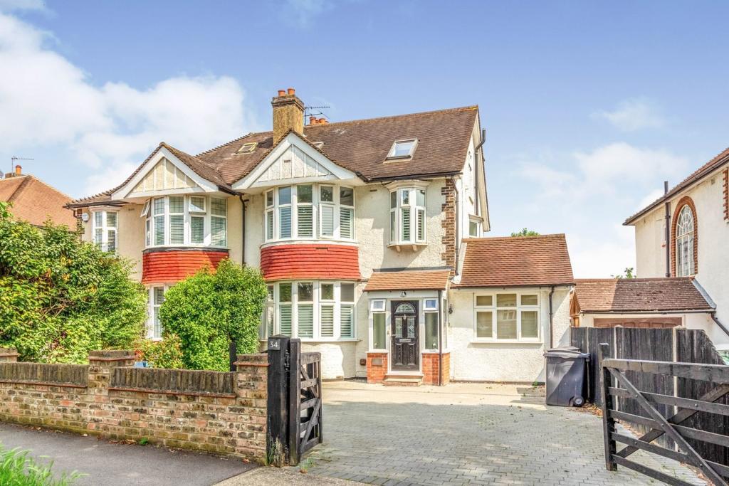 The Manor Drive, Worcester Park, KT4 6 bed semidetached house £925,000