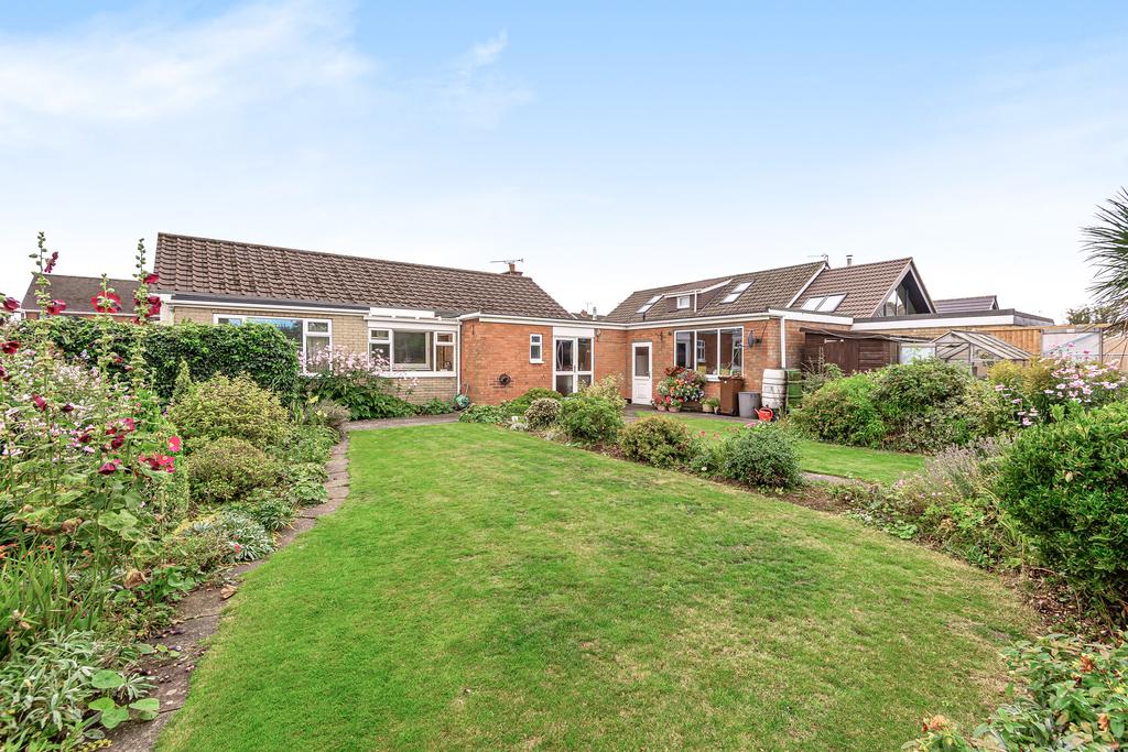 West Common Gardens, Scunthorpe... 3 bed bungalow £250,000