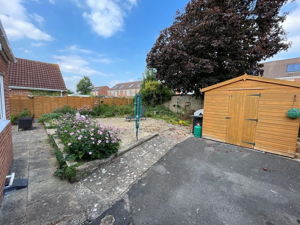 Field Close, Westbury 3 bed detached bungalow - £325,000