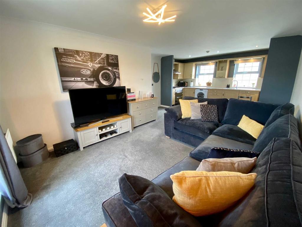 Gardeners Walk, Skelmanthorpe... 2 bed apartment £125,000