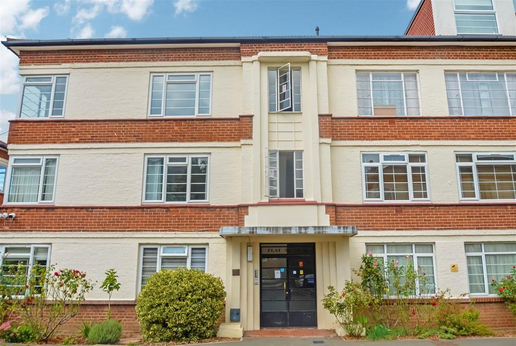 Manor Vale, Brentford 3 bed flat £1,600 pcm (£369 pw)