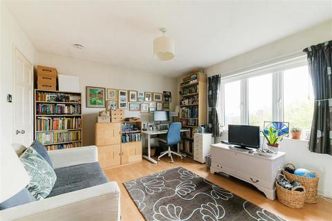 18 Gresham Way, London, SW19 8ED