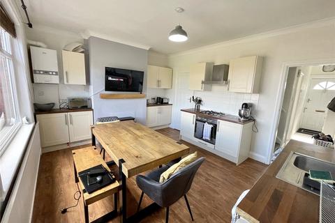 98 Moorside, Cleckheaton, BD19 6JX