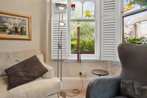 31 Durlston Road, London, E5 8RP
