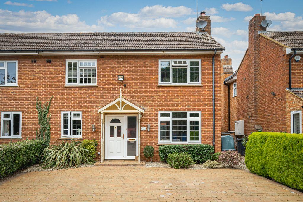 Church View, White Waltham, Maidenhead SL6 3JQ 3 bed semidetached house £600,000
