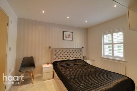 2 Henderson Grove, Biggin Hill, Westerham, TN16 3GG