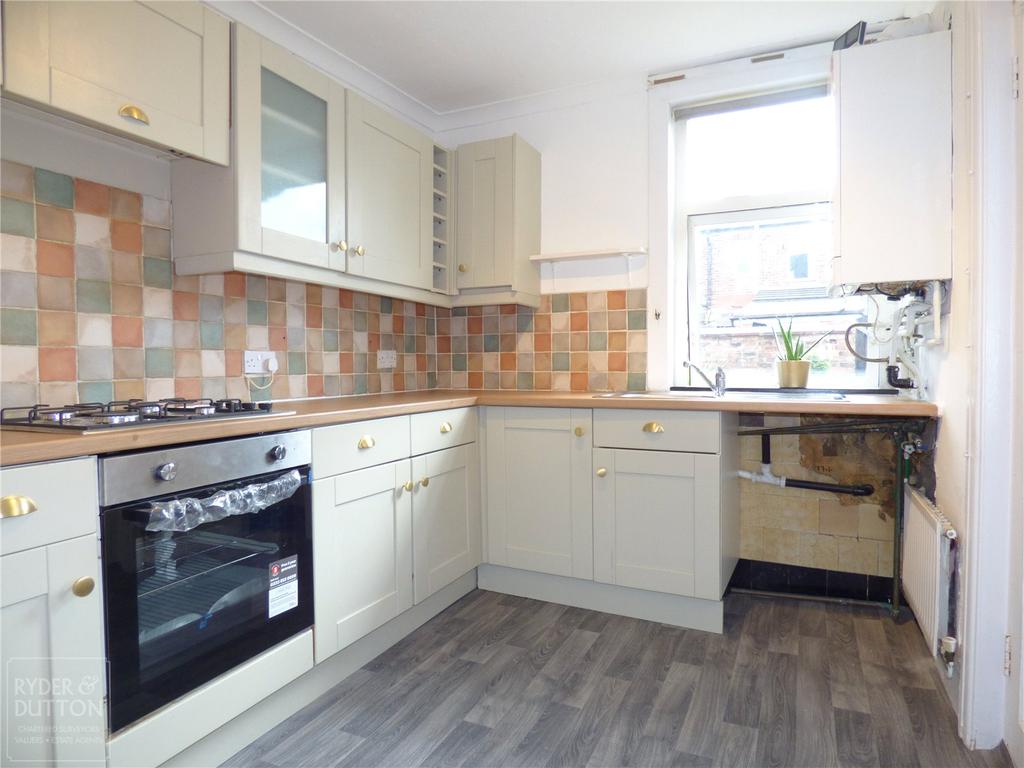 Hollinwood Avenue, New Moston... 2 bed terraced house £750 pcm (£173 pw)