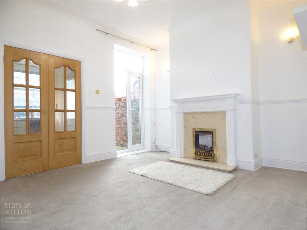 Hollinwood Avenue, New Moston... 2 bed terraced house £750 pcm (£173 pw)
