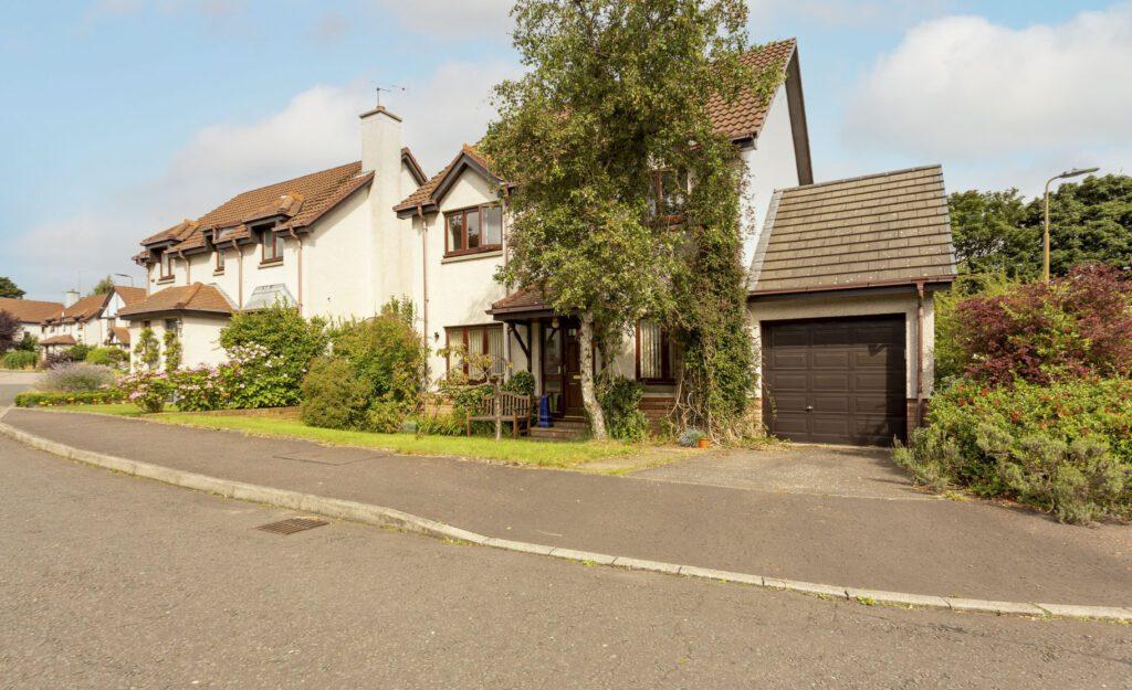 26 Cameron March, Edinburgh EH16 5XG 5 bed detached house £390,000