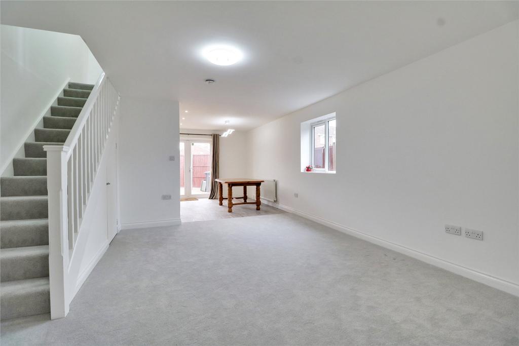 Beaulieu Gardens, Blackwater, Camberley, Surrey, GU17 2 bed end of terrace house £325,000