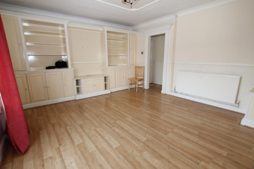 Hoe Lane, Enfield, EN3 Three... 3 bed flat £1,600 pcm (£369 pw)