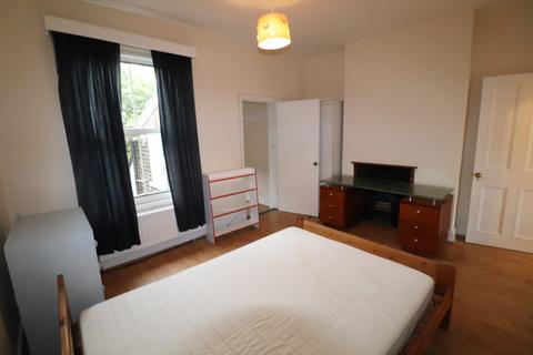 2 bedroom semi-detached house to rent, Ewart Grove, Wood Green N22