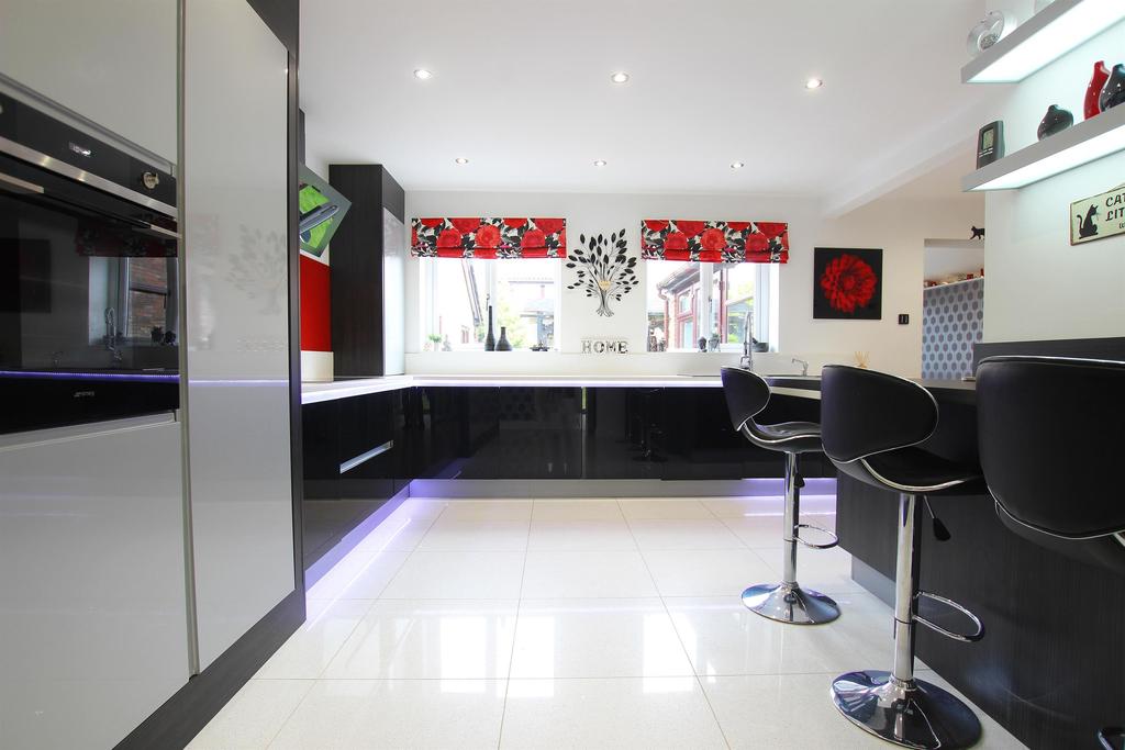 Jacks Key Drive, Darwen, BB3 2LG 4 bed detached house £365,000