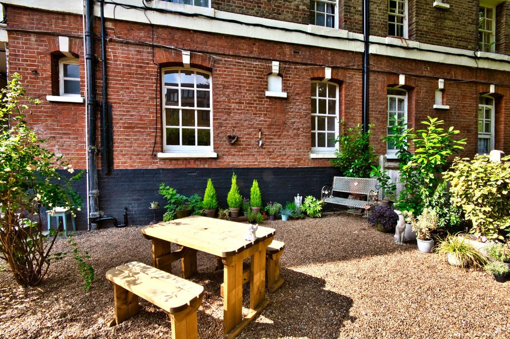 Gibson Gardens, Stoke Newington, London, N16 1 bed flat £1,300 pcm (£