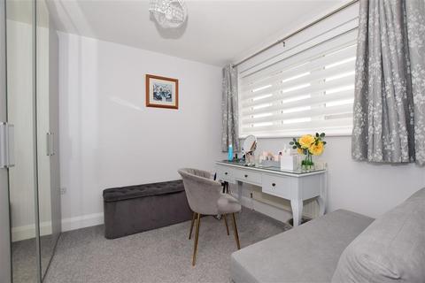 24 Glen View, Gravesend, DA12 1LP