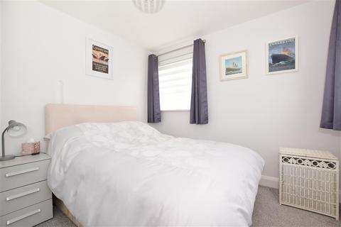 24 Glen View, Gravesend, DA12 1LP
