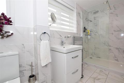 24 Glen View, Gravesend, DA12 1LP