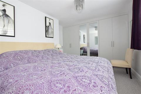 24 Glen View, Gravesend, DA12 1LP