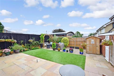 24 Glen View, Gravesend, DA12 1LP