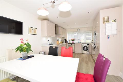 24 Glen View, Gravesend, DA12 1LP