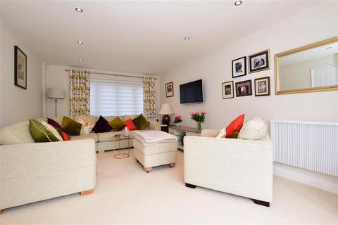 24 Glen View, Gravesend, DA12 1LP