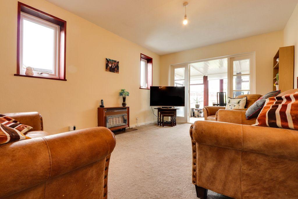 High Drive, Berg Estate, Basingstoke RG22 6JU 3 bed detached bungalow