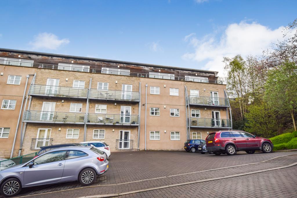 Brackendale Court Brackendale, Bradford 2 bed flat £525 pcm (£121 pw)