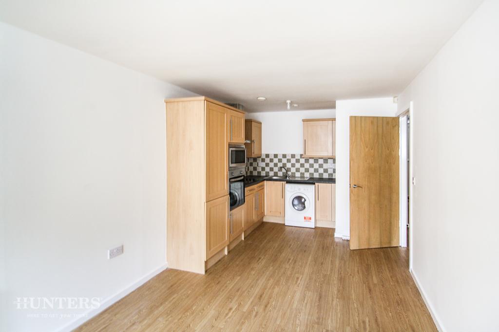 Brackendale Court Brackendale, Bradford 2 bed flat £525 pcm (£121 pw)