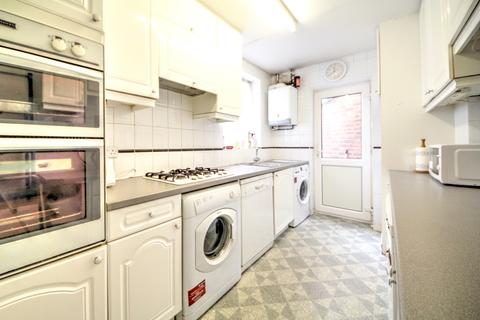 130 The Vale, London, N14 6AY