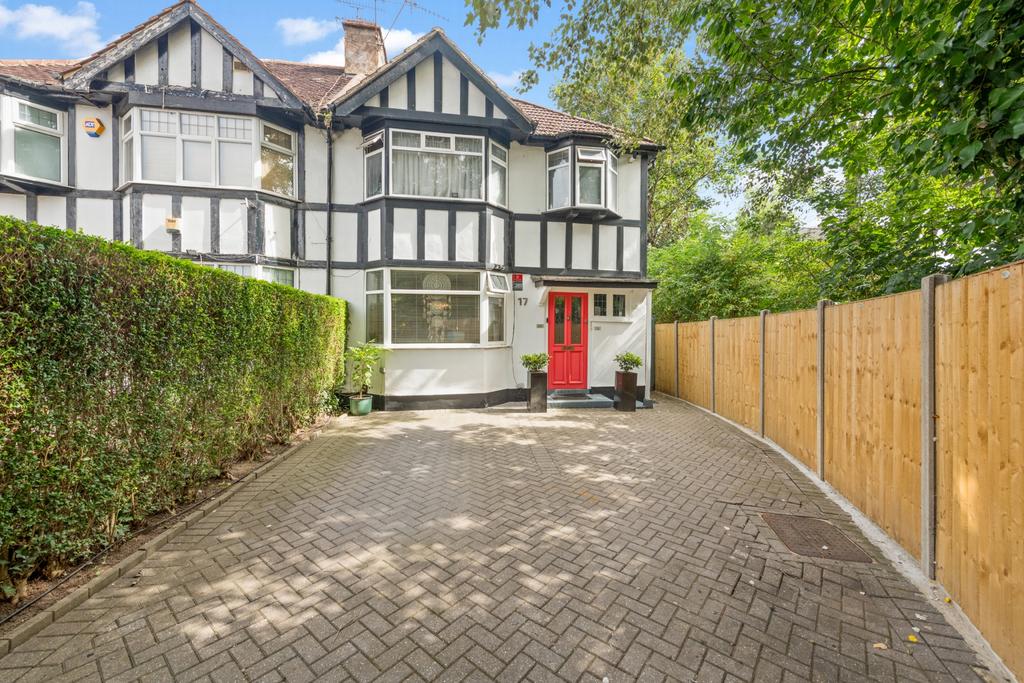 Elmer Gardens, Edgware, HA8 2 bed flat £420,000