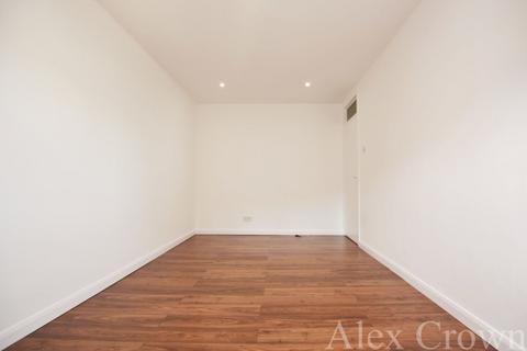 3 bedroom flat to rent, Broadway Market, London Fields