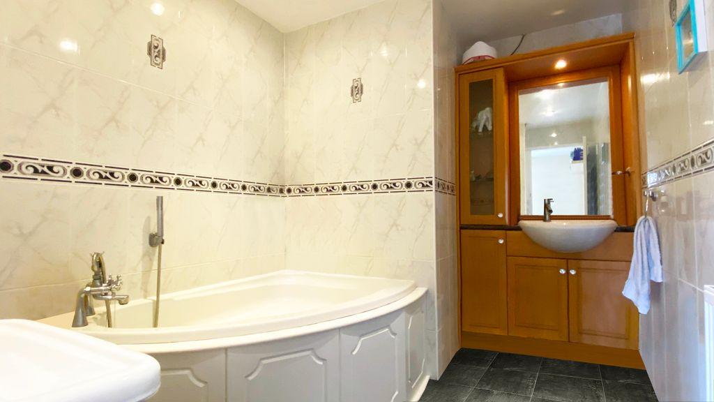 Bathroom (Bathroom)
